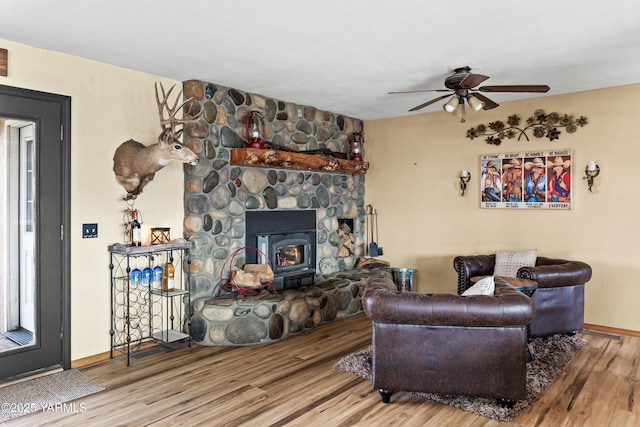 7773 N Wenas Rd, Selah, WA 98942 - living area featuring ceiling fan, wood finished floors, and baseboards