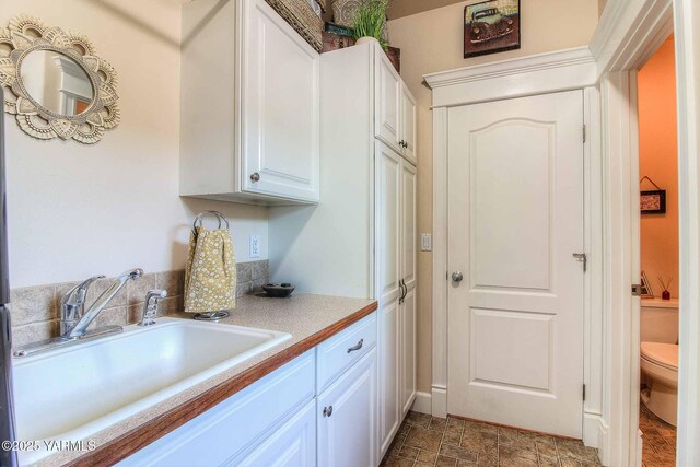 11300 Flintstone Rd, Yakima, WA 98908 - kitchen with white cabinetry and light countertops