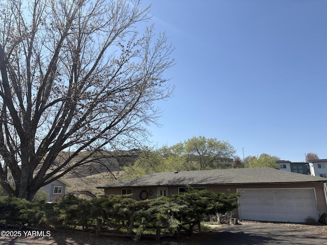 view of front facade featuring an attached garage and driveway