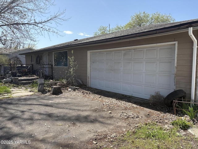 view of front of house with driveway