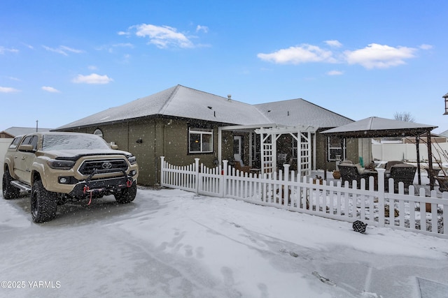 view of front of house featuring a fenced front yard