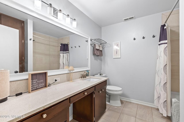 full bathroom featuring visible vents, toilet, vanity, and a shower with shower curtain