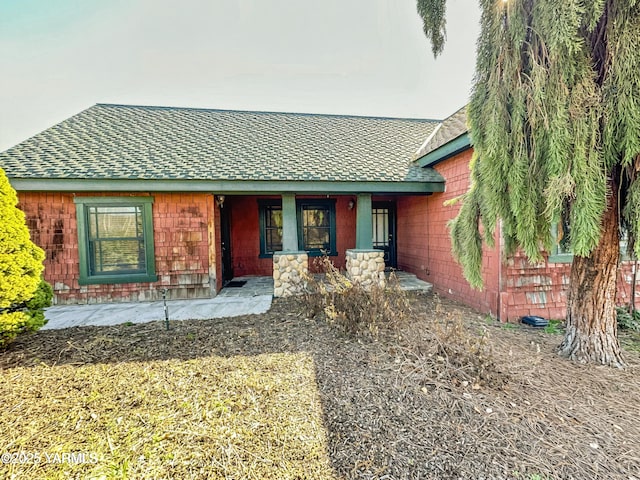 1465 Cook Rd, Yakima, WA 98908 - view of front facade with roof with shingles and covered porch