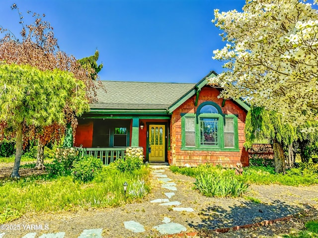 1465 Cook Rd, Yakima, WA 98908 - view of front of property featuring a porch and a shingled roof