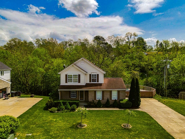 view of front of property featuring a front yard