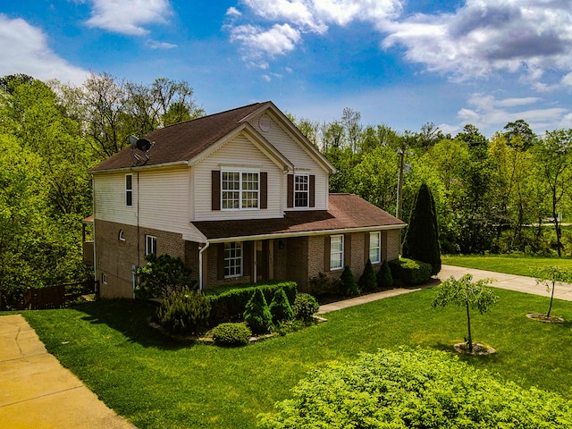 view of front facade featuring a front yard