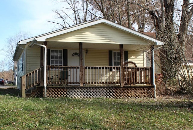 view of front of property featuring a front yard and a porch