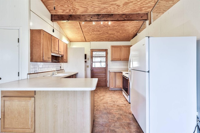 kitchen with light tile floors, white fridge, kitchen peninsula, backsplash, and sink