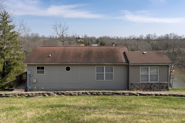 view of front of house featuring a front lawn