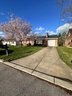 view of front of home featuring a front yard and a garage