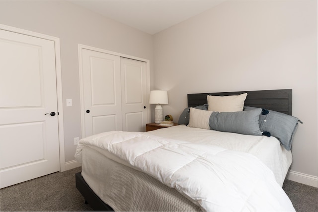 carpeted bedroom featuring baseboards and a closet