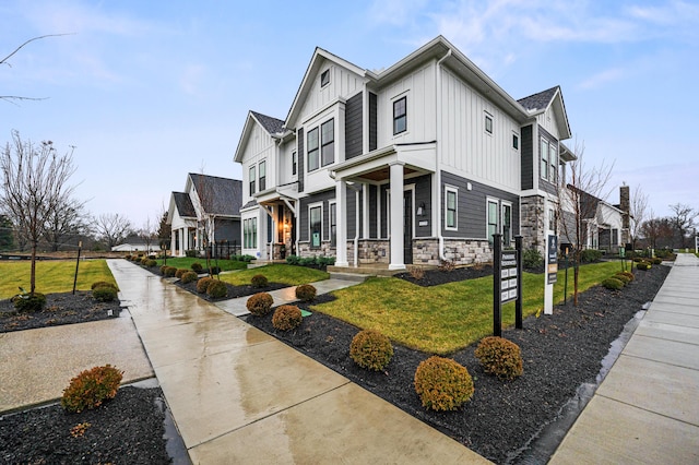 view of front of home featuring a front yard and covered porch