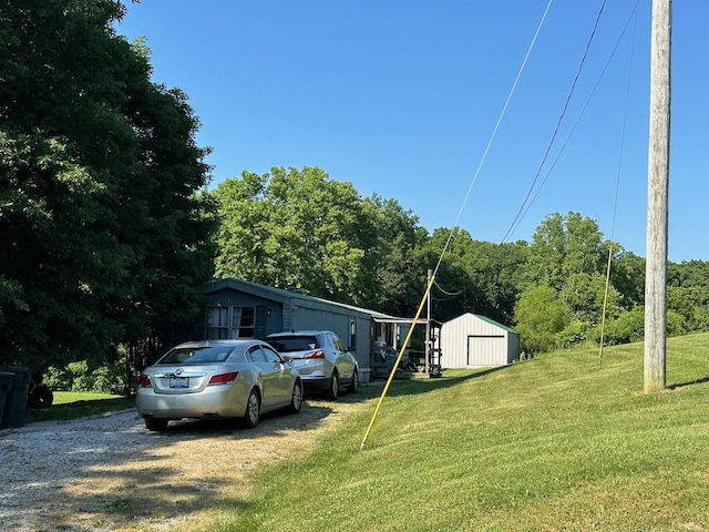 view of front of property featuring a shed and a front lawn