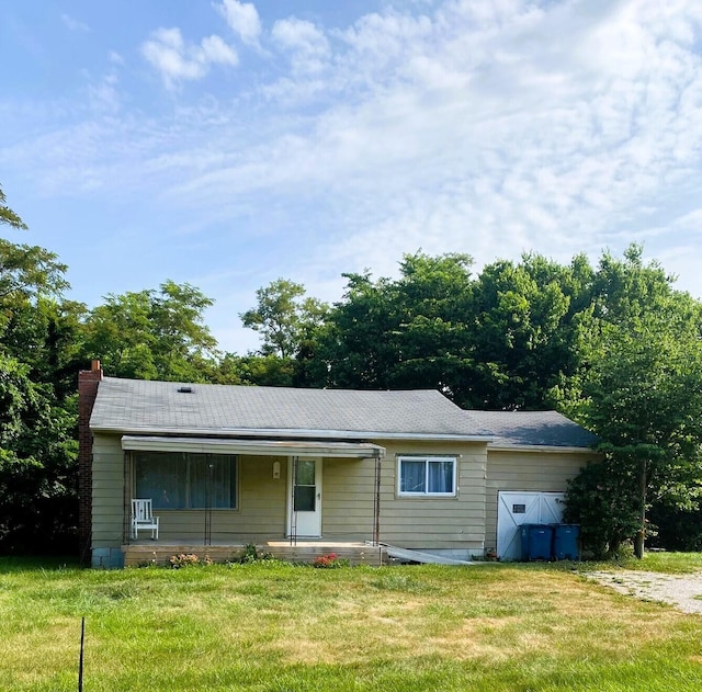 single story home featuring a porch and a front yard