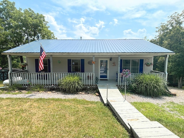 view of front of home featuring a porch and a front yard