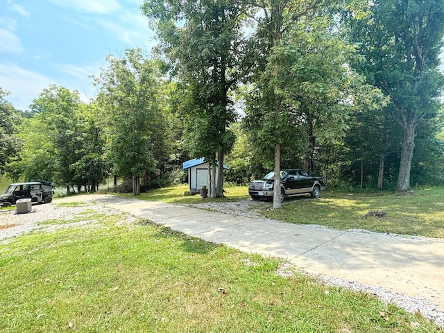 view of yard with a shed