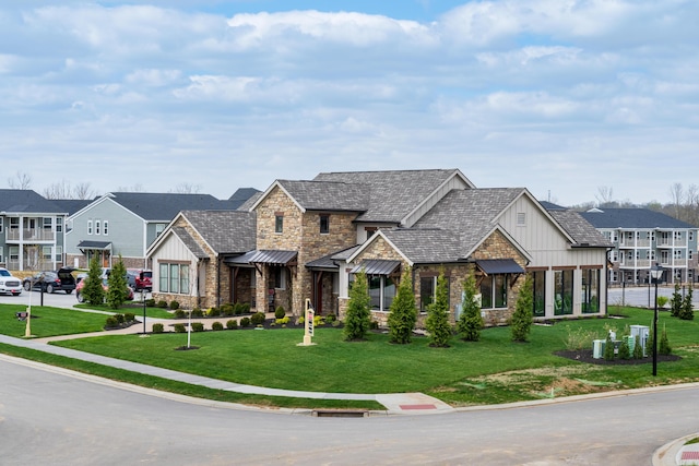 view of front facade featuring a front yard