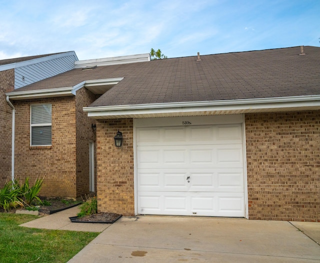 view of front facade featuring a garage