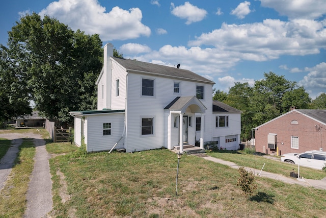 view of front of house featuring a front lawn