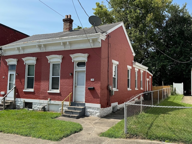 view of front facade featuring cooling unit and a front yard