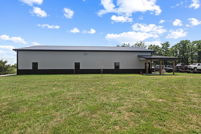 view of pole building featuring a carport and a lawn