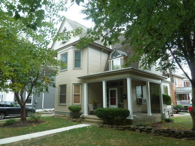 view of front of house featuring a front lawn and covered porch