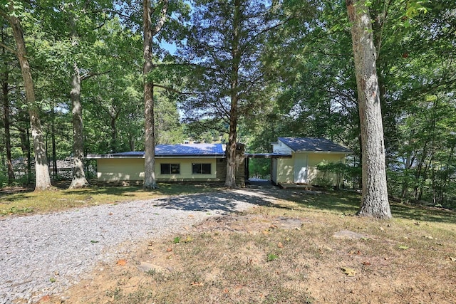 single story home with driveway