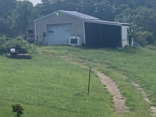 view of outdoor structure with an outbuilding