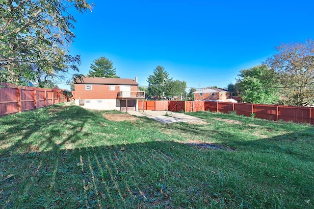 view of yard featuring a patio