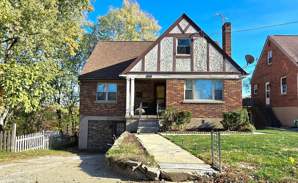 view of front facade with a front yard