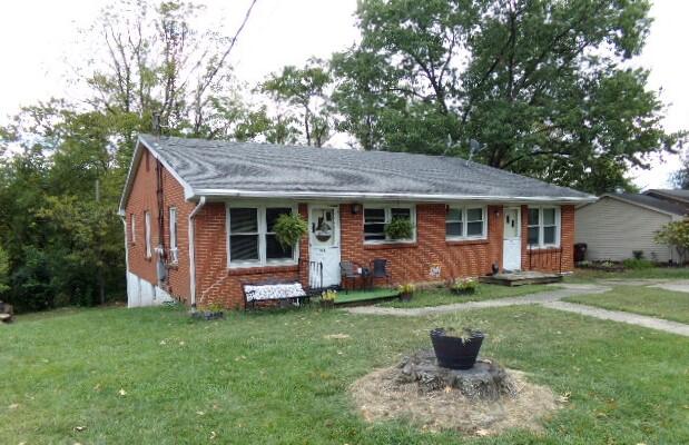 ranch-style house featuring a front lawn