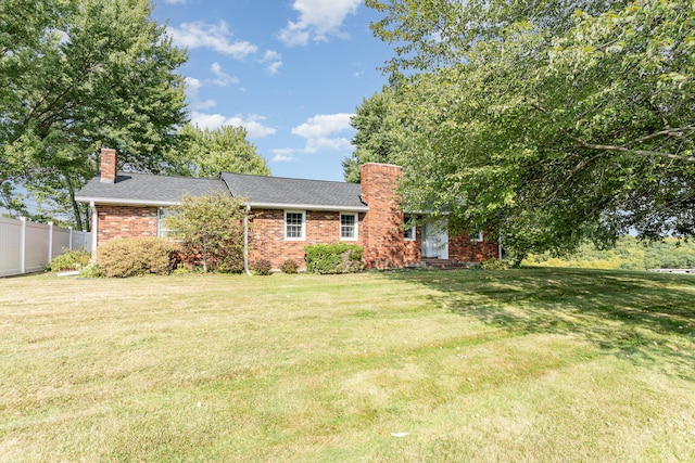 view of front facade featuring a front yard