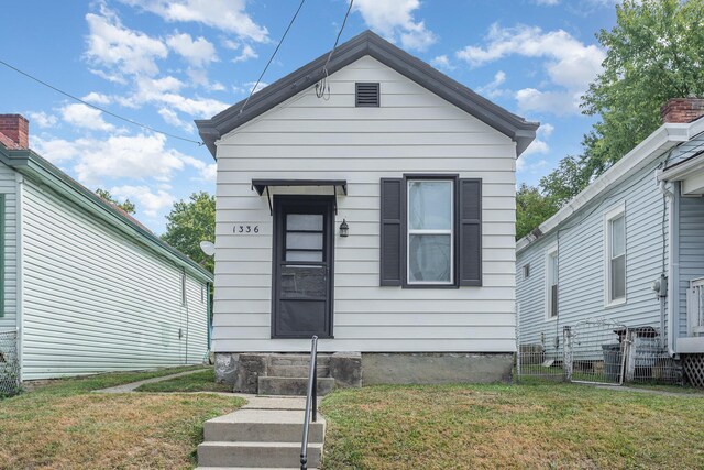 bungalow featuring a front lawn