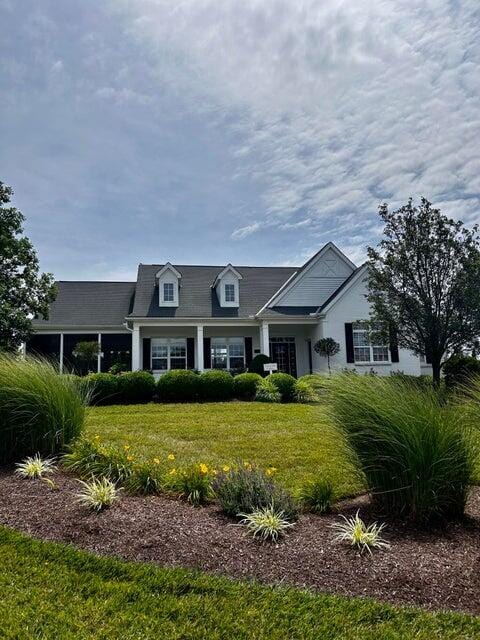 view of front facade with a front yard