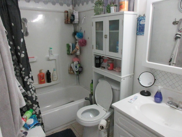 bathroom with shower / bathtub combination with curtain, vanity, toilet, and backsplash