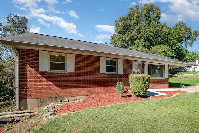 single story home with a front yard