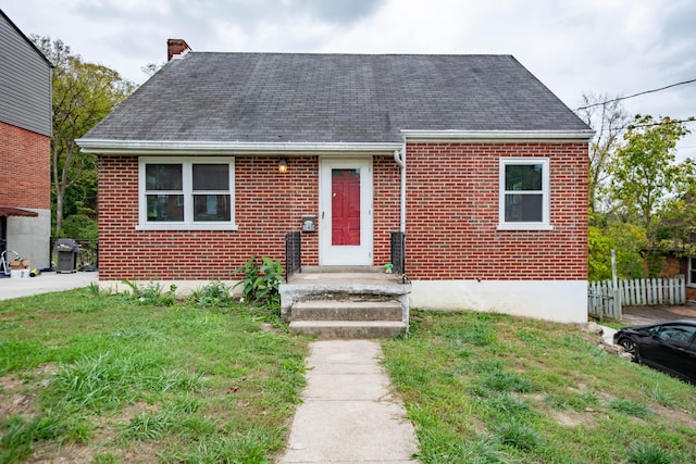 view of front of property with a front lawn