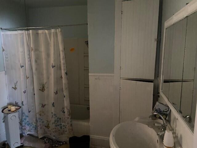 full bathroom featuring shower / bathtub combination with curtain, toilet, and sink