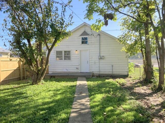 view of front of property featuring a front lawn