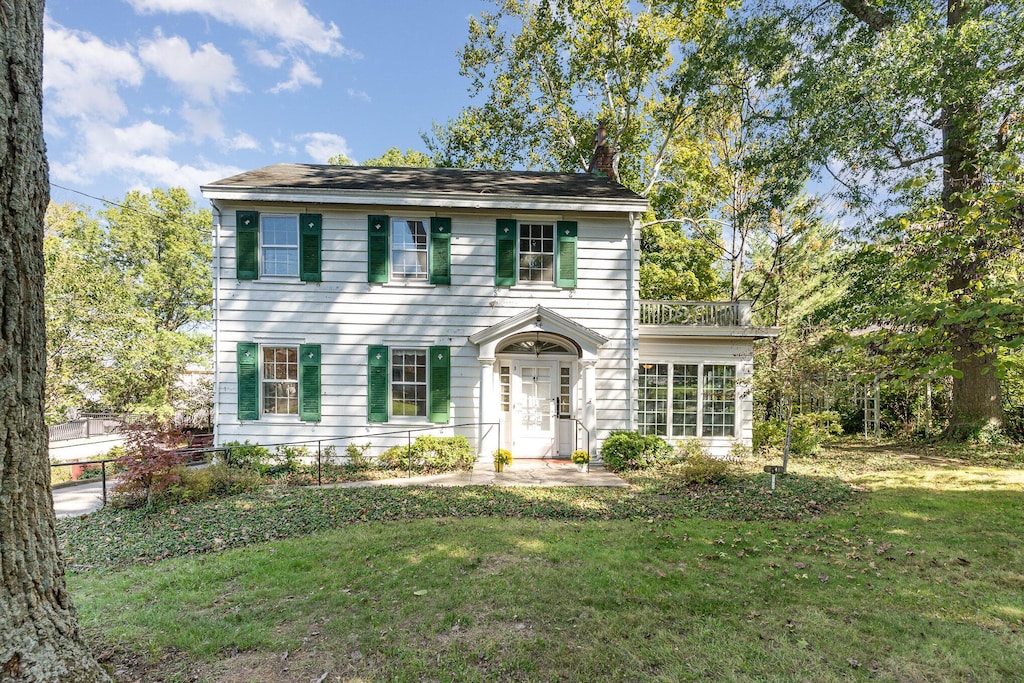 34 Beechwood Rd, Fort Mitchell, KY 41017 - colonial house featuring a front yard and a chimney