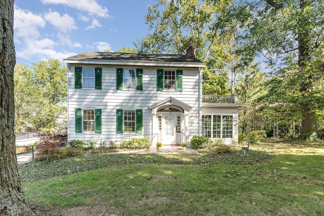 34 Beechwood Rd, Fort Mitchell, KY 41017 - colonial house featuring a front yard and a chimney