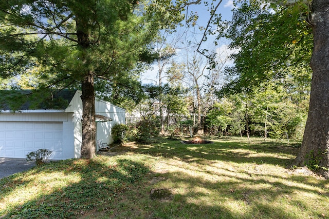 view of yard featuring an outdoor structure