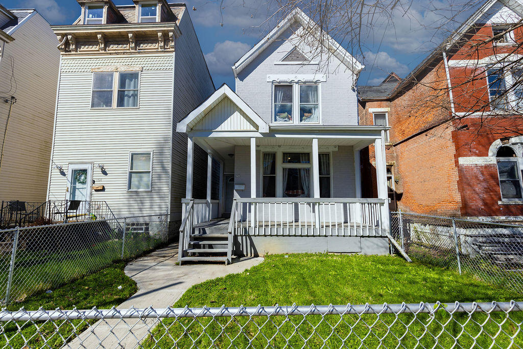 view of front of house featuring covered porch and a front yard