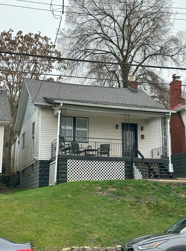 view of front facade with a front lawn and covered porch