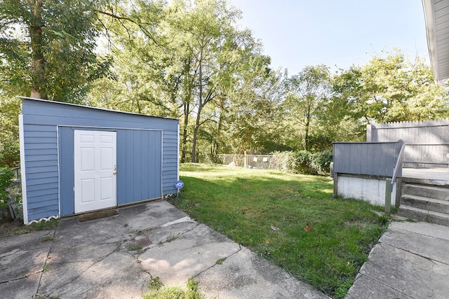 view of yard featuring a storage shed