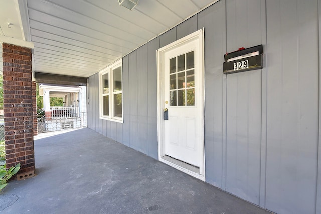 property entrance featuring a porch