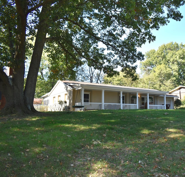 view of front of home featuring a porch and a front lawn