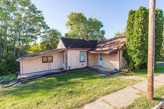 view of front of property with a front yard