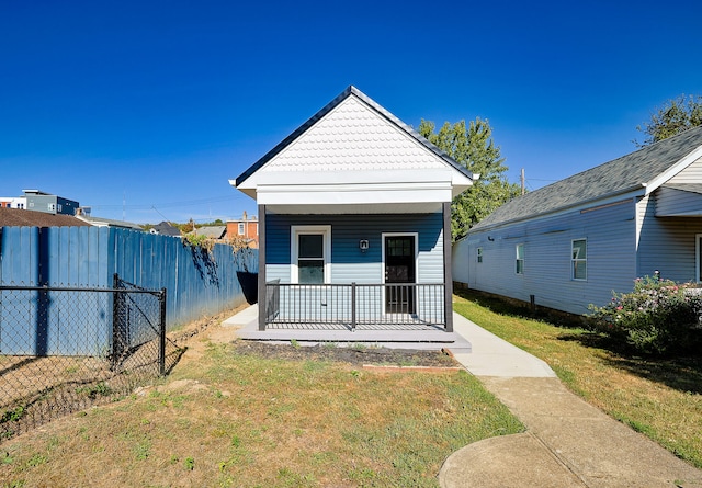 bungalow featuring a front lawn