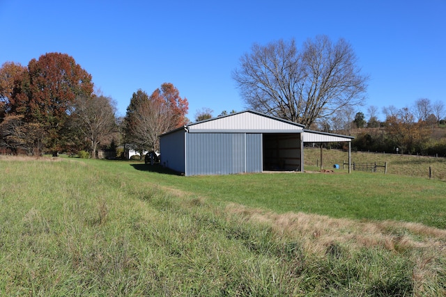 view of yard with an outbuilding